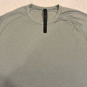 Lululemon work out shirt new condition